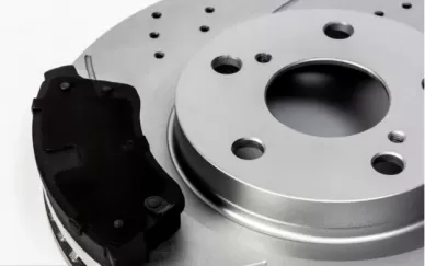 What should be paid attention to when replacing the brake pads?